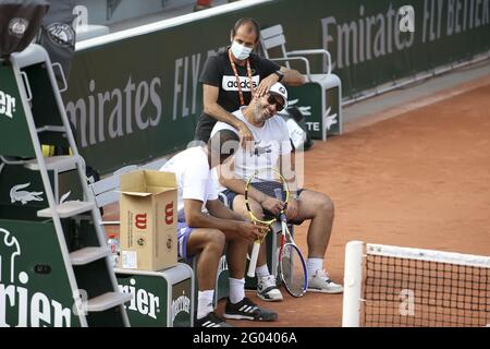 Jo-Wilfried Tsonga aus Frankreich (links), sein Trainer Thierry Ascione und sein Fitness-Trainer beim Training vor den French Open 2021, einem Grand Slam Tennisturnier im Roland-Garros-Stadion am 29. Mai 2021 in Paris, Frankreich - Foto Jean Catuffe / DPPI / LiveMedia Stockfoto