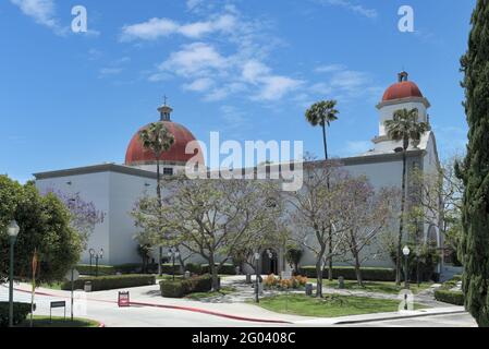 SAN JUAN CAPISTRANO, KALIFORNIEN - 27. MAI 2021: Mission Basilica. Die Pfarrkirche befindet sich nordwestlich der Mission San Juan Capistrano. Stockfoto