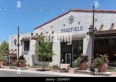 SAN JUAN CAPISTRANO, KALIFORNIEN - 27. MAI 2021: Mayfield Restaurant and Marketplace in der historischen Innenstadt. Stockfoto