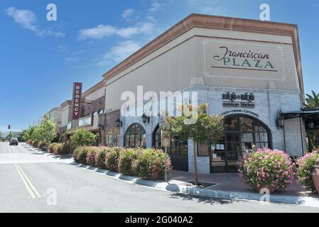SAN JUAN CAPISTRANO, KALIFORNIEN - 27. MAI 2021: Franciscan Plaza und Regency Theatre im historischen Stadtbezirk. Stockfoto