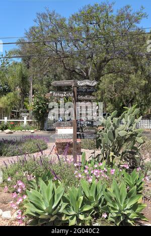 SAN JUAN CAPISTRANO, KALIFORNIEN - 27. MAI 2021: Richtungspfeile am Eingang zum Los Rios Historic District. Stockfoto