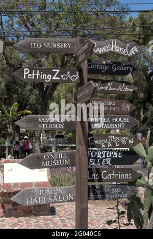 SAN JUAN CAPISTRANO, KALIFORNIEN - 27. MAI 2021: Richtungspfeile am Eingang zum Los Rios Historic District. Stockfoto