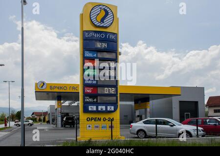 BRCKO, BOSNIEN UND HERZEGOWINA - 16. Mai 2017: Tagesaufnahme der Tankstelle in Bosnien und Herzegowina Stockfoto