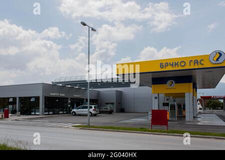 BRCKO, BOSNIEN UND HERZEGOWINA - 16. Mai 2017: Tagesaufnahme der Tankstelle in Bosnien und Herzegowina Stockfoto