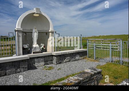 Straßenschild der Muttergottes von Lourdes in South Uist, Äußere Hebriden, Schottland. Sonniger Tag mit blauem Himmel und heller Wolke. Stockfoto