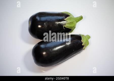 Auberginen auf weißem Hintergrund Stockfoto