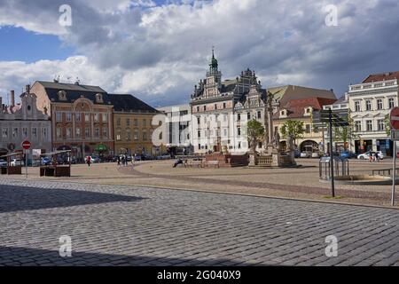 Kolin, Tschechische Republik - 22. Mai 2021 - der Karls-Platz im mittelalterlichen Stadtzentrum, der von König Přemysl Otakar II. Vor 1261 gegründet wurde. Stockfoto