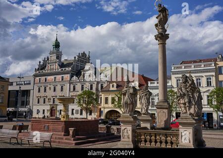 Kolin, Tschechische Republik - 22. Mai 2021 - der Karls-Platz im mittelalterlichen Stadtzentrum, der von König Přemysl Otakar II. Vor 1261 gegründet wurde. Stockfoto