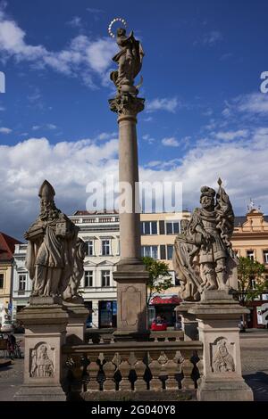 Kolin, Tschechische Republik - 22. Mai 2021 - der Karls-Platz im mittelalterlichen Stadtzentrum, der von König Přemysl Otakar II. Vor 1261 gegründet wurde. Stockfoto