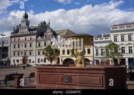 Kolin, Tschechische Republik - 22. Mai 2021 - der Karls-Platz im mittelalterlichen Stadtzentrum, der von König Přemysl Otakar II. Vor 1261 gegründet wurde. Stockfoto