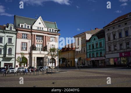 Kolin, Tschechische Republik - 22. Mai 2021 - der Karls-Platz im mittelalterlichen Stadtzentrum, der von König Přemysl Otakar II. Vor 1261 gegründet wurde. Stockfoto