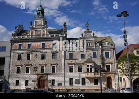 Kolin, Tschechische Republik - 22. Mai 2021 - der Karls-Platz im mittelalterlichen Stadtzentrum, der von König Přemysl Otakar II. Vor 1261 gegründet wurde. Stockfoto