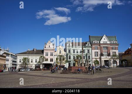 Kolin, Tschechische Republik - 22. Mai 2021 - der Karls-Platz im mittelalterlichen Stadtzentrum, der von König Přemysl Otakar II. Vor 1261 gegründet wurde. Stockfoto