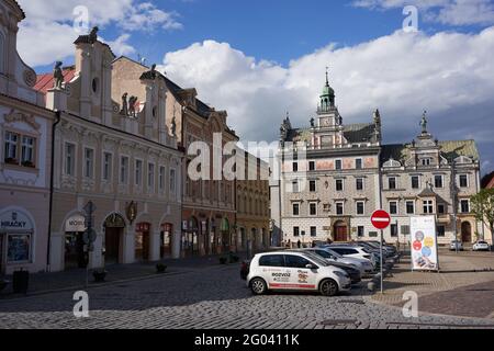 Kolin, Tschechische Republik - 22. Mai 2021 - der Karls-Platz im mittelalterlichen Stadtzentrum, der von König Přemysl Otakar II. Vor 1261 gegründet wurde. Stockfoto