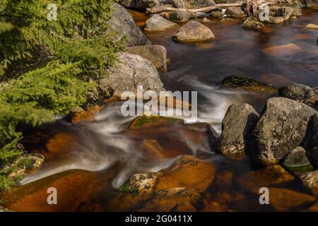 Color Jizerka Fluss in der Nähe des Zusammenflusses mit Iserbach im Frühjahr Winter sonnig kalt windiger Tag Stockfoto