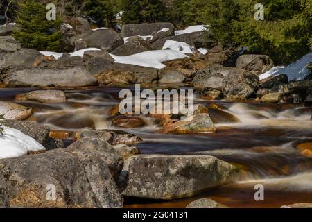 Color Jizerka Fluss in der Nähe des Zusammenflusses mit Iserbach im Frühjahr Winter sonnig kalt windiger Tag Stockfoto