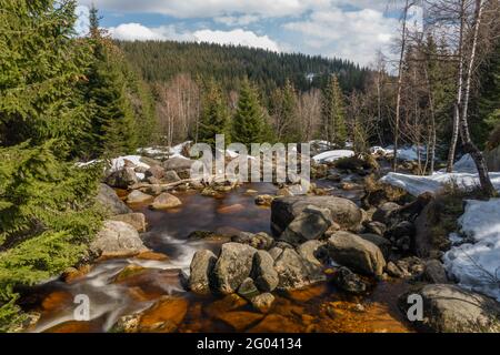 Color Jizerka Fluss in der Nähe des Zusammenflusses mit Iserbach im Frühjahr Winter sonnig kalt windiger Tag Stockfoto