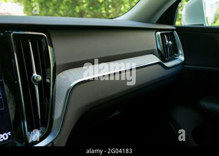 Volvo S60 ist ein von Volvo von 2000 bis heute produziertes Auto. Es hat ein luxuriöses Innendesign. Stockfoto