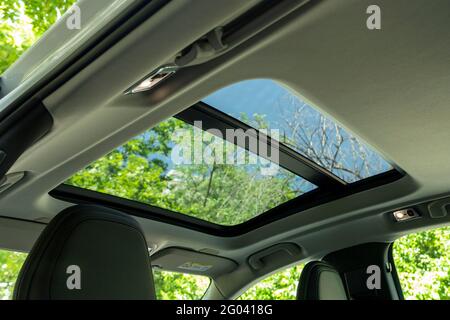 Volvo S60 ist ein von Volvo von 2000 bis heute produziertes Auto. Es hat ein luxuriöses Innendesign. Stockfoto