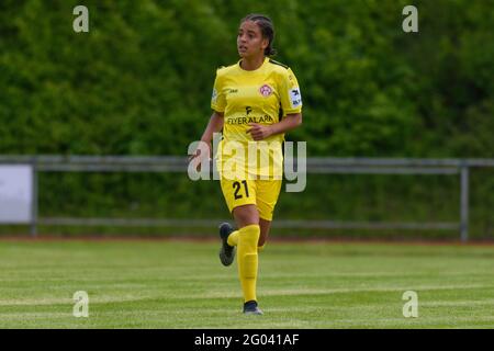 Aschheim, Deutschland. Mai 2021. Jeanette Harttung (21 Wuerzburger Kickers) während des 2. Fußball-Bundesliga-Spiel zwischen dem FC Bayern München II und dem Wuerzburger Kickers im Sportpark Aschheim. Kredit: SPP Sport Pressefoto. /Alamy Live News Stockfoto