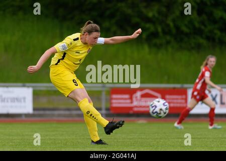 Aschheim, Deutschland. Mai 2021. Luisa Scheidel (9 Wuerzburger Kickers) während des 2. Fußball-Bundesliga-Spiel zwischen dem FC Bayern München II und dem Wuerzburger Kickers im Sportpark Aschheim. Kredit: SPP Sport Pressefoto. /Alamy Live News Stockfoto