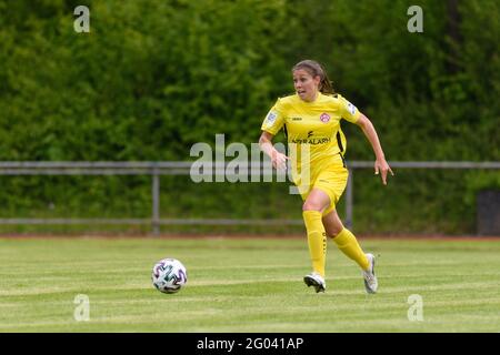 Aschheim, Deutschland. Mai 2021. Christina Neufeld (17 Wuerzburger Kickers) während des 2. Fußball-Bundesliga-Spiel zwischen dem FC Bayern München II und dem Wuerzburger Kickers im Sportpark Aschheim. Kredit: SPP Sport Pressefoto. /Alamy Live News Stockfoto