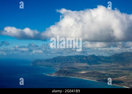 Luftaufnahme von Waianae Hawaii im Honolulu County. Waianae ist die Hauptstadt an der Küste von Oahu. Die Waianae-Küste bietet einige der schönsten von Oahu Stockfoto