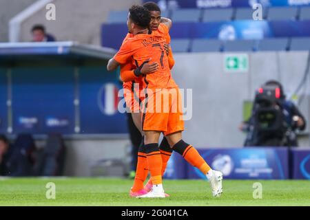 BÖDEST, UNGARN – MAI 31: Myron Boadu von der niederländischen U21 feiert das zweite Tor seiner Mannschaft mit Justin Kluivert von der niederländischen U21 während des UEFA-Viertelfinalspiels der U-21-Europameisterschaft 2021 zwischen der niederländischen U21 und der französischen U21 in der Boszik Arena am 31. Mai 2021 in Boedapest, Ungarn (Foto von Istvan Derencsenyi/Orange Picts) Stockfoto