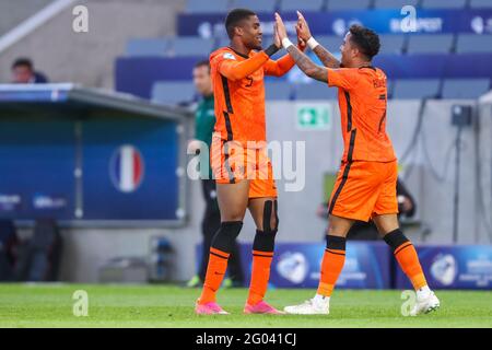 BÖDEST, UNGARN – MAI 31: Myron Boadu von der niederländischen U21 feiert das zweite Tor seiner Mannschaft mit Justin Kluivert von der niederländischen U21 während des UEFA-Viertelfinalspiels der U-21-Europameisterschaft 2021 zwischen der niederländischen U21 und der französischen U21 in der Boszik Arena am 31. Mai 2021 in Boedapest, Ungarn (Foto von Istvan Derencsenyi/Orange Picts) Stockfoto