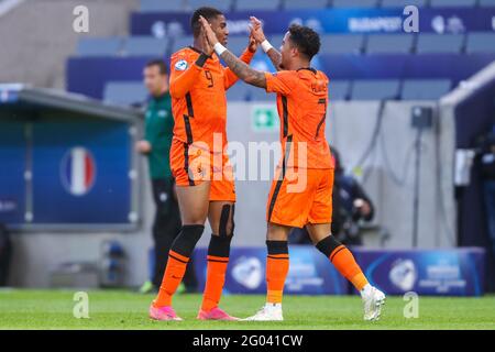BÖDEST, UNGARN – MAI 31: Myron Boadu von der niederländischen U21 feiert das zweite Tor seiner Mannschaft mit Justin Kluivert von der niederländischen U21 während des UEFA-Viertelfinalspiels der U-21-Europameisterschaft 2021 zwischen der niederländischen U21 und der französischen U21 in der Boszik Arena am 31. Mai 2021 in Boedapest, Ungarn (Foto von Istvan Derencsenyi/Orange Picts) Stockfoto