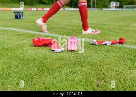 Aschheim, Deutschland. Mai 2021. Stiefel und Socken auf dem Spielfeld nach dem 2. Fußball-Bundesliga-Spiel zwischen dem FC Bayern München II und dem Wuerzburger Kickers im Sportpark Aschheim. Kredit: SPP Sport Pressefoto. /Alamy Live News Stockfoto