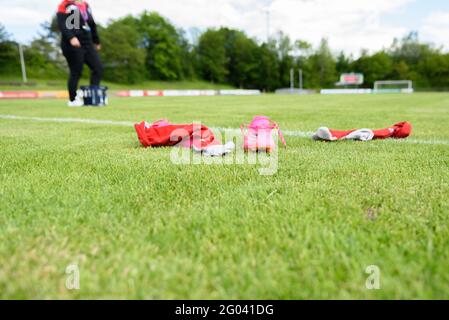 Aschheim, Deutschland. Mai 2021. Stiefel und Socken auf dem Spielfeld nach dem 2. Fußball-Bundesliga-Spiel zwischen dem FC Bayern München II und dem Wuerzburger Kickers im Sportpark Aschheim. Kredit: SPP Sport Pressefoto. /Alamy Live News Stockfoto