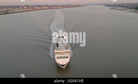 Beladen Containerfähre, die Liverpool auf dem Fluss Mersey im Abendlicht verlässt Stockfoto