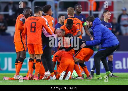 BOEDAPEST, UNGARN - MAI 31: Myron Boadu von der niederländischen U21 feiert den Sieg mit Calvin Stengs von der niederländischen U21, Dani de Wit von der niederländischen U21 und Justin Kluivert von der niederländischen U21 während des UEFA-Viertelfinalspiels der U-21-Europameisterschaft 2021 zwischen der niederländischen U21 und der französischen U21 in der Boszik Arena am 31. Mai 2021 in Boedapest, Ungarn (Foto: Istvan Derencsenyi/Orange Picts) Stockfoto
