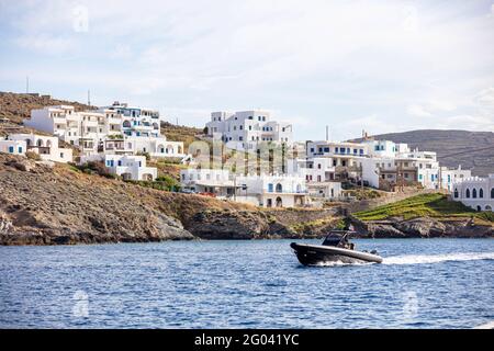 Griechenland, Kythnos. 15.Mai 2021. Aufblasbares Schnellboot in schwarzer Farbe Kreuzfahrt in der Ägäis. Hintergrund des kykladischen Dorfes Loutra. Stockfoto