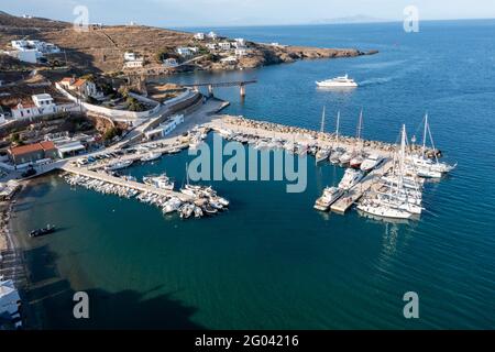 Griechenland, Kythnos. 15.Mai 2021. Luftdrohnenfoto des Yachthafens Kithnos Loutra. Segelboote und Yachten dockten morgens am Dorfhafen an Stockfoto