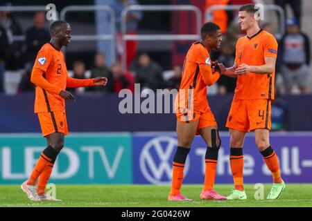 BÖDEST, UNGARN – MAI 31: Jordan Teze von der niederländischen U21, Sven Botman von der niederländischen U21 und Myron Boadu von der niederländischen U21 feiern den Sieg beim UEFA-Viertelfinalspiel der U-21-Europameisterschaft 2021 zwischen der niederländischen U21 und der französischen U21 in der Boszik Arena am 31. Mai 2021 in Boedapest, Ungarn (Foto: Istvan Derencsenyi/Orange Picts) Stockfoto