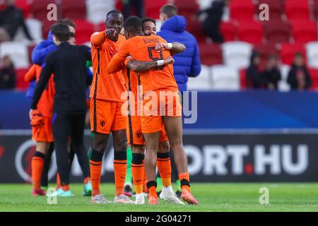 BÖDEST, UNGARN – MAI 31: Jordan Teze von der niederländischen U21 und Justin Kluivert von der niederländischen U21 feiern den Sieg mit Myron Boadu von der niederländischen U21 während des UEFA-Viertelfinalspiels der U-21-Europameisterschaft 2021 zwischen der niederländischen U21 und der französischen U21 in der Boszik Arena am 31. Mai 2021 in Boedapest, Ungarn (Foto: Istvan Derencsenyi/Orange Picts) Stockfoto