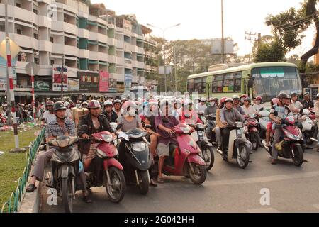 Saigon, Vietnam - Januar 2014: Rollerverkehr in Saigon, Vietnam Stockfoto