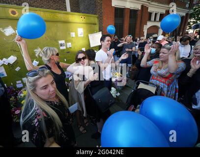 Tony Eastlakes Tochter Paige Eastlake (3. Links) bei einer Mahnwache an seinem Stand an der Essex Road Station in London, die von der Islington Community Group auf Facebook organisiert wurde. Bilddatum: Montag, 31. Mai 2021. Stockfoto