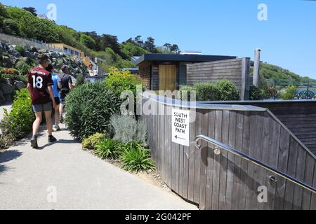 Der South West Coastal Walk, der von seinem üblichen Weg durch das Carbis Bay-Anwesen umgeleitet wird, während der G7-Gipfel im Juni 2021 in Cornwall, Großbritannien, stattfindet Stockfoto