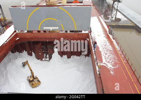 Frachtschiff entlädt Harnstoffgranulat im Hafen Stockfoto