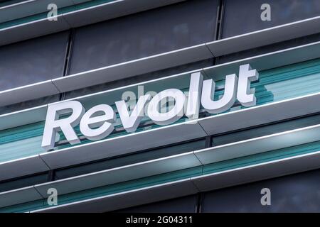 Schild mit Revolut-Logo auf dem modernen Bürogebäude in Vilnius, Litauen, am 30. Mai 2021 Stockfoto