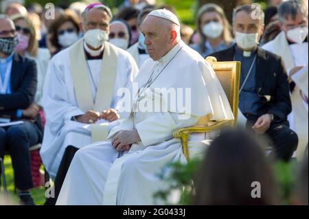 Rom, Italien. Mai 2021. 31. Mai 2021 : Papst Franziskus leitet das Gebet zum Ende des Monats der weltweiten Gebete, um die Pandemie in den Vatikanischen Gärten zu stoppen Quelle: Independent Photo Agency/Alamy Live News Stockfoto