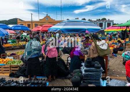 San Juan Chamula, Mexiko - 11. Mai 2014: Menschen auf einem Straßenmarkt in der Stadt San Juan Chamula, in Chiapas, Mexiko. Stockfoto