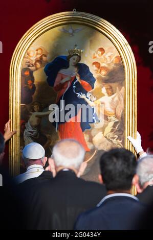 Rom, Italien. Mai 2021. 31. Mai 2021 : Papst Franziskus leitet das Gebet zum Ende des Monats der weltweiten Gebete, um die Pandemie in den Vatikanischen Gärten zu stoppen Quelle: Independent Photo Agency/Alamy Live News Stockfoto