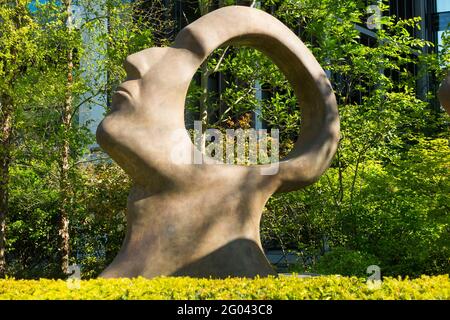 „Search for Enlightenment“ des Bildhauers Simon gudgeon ist eine zeitgenössische Bronzeskulptur, bei der Kopf und Hals eines Mannes und einer Frau nach oben schauen. (123) Stockfoto