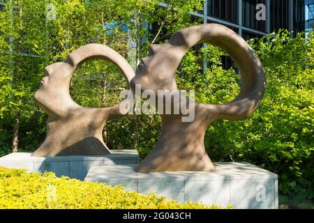 „Search for Enlightenment“ des Bildhauers Simon gudgeon ist eine zeitgenössische Bronzeskulptur, bei der Kopf und Hals eines Mannes und einer Frau nach oben schauen. (123) Stockfoto