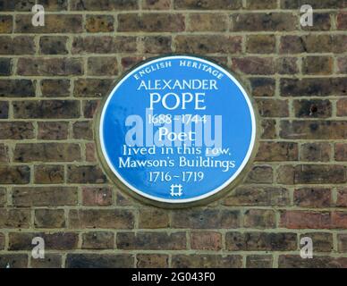 Blaue Gedenktafel an der Wand des Mawson Arms Pubs neben der Fuller's Griffin Brewery in Chiswick, London, Großbritannien, zur Erinnerung an das Haus von Alexander Pope. (123) Stockfoto