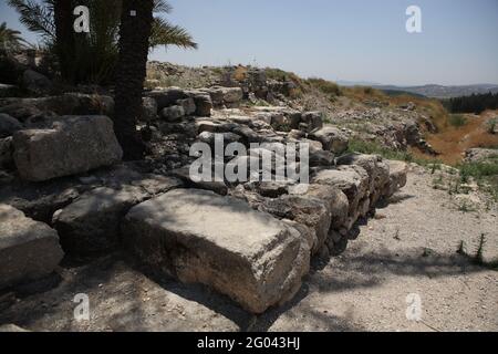 Tel Megiddo oder Armageddon, wenige Überreste, das Tor und der Innenhof des Südpalastes aus könnte König Ahab 9. Jahrhundert v. Chr. sein. Stockfoto